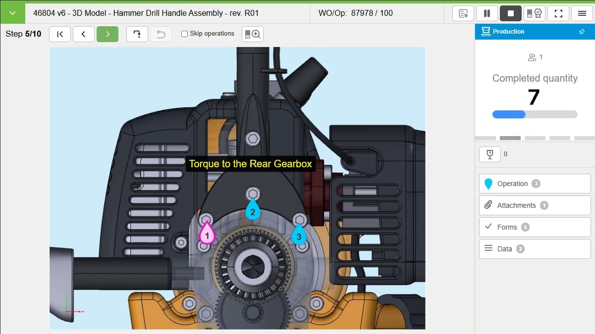 VKS screenshot: 3D gearbox model with a torque callout on the rear gearbox and completed-quantity panel.