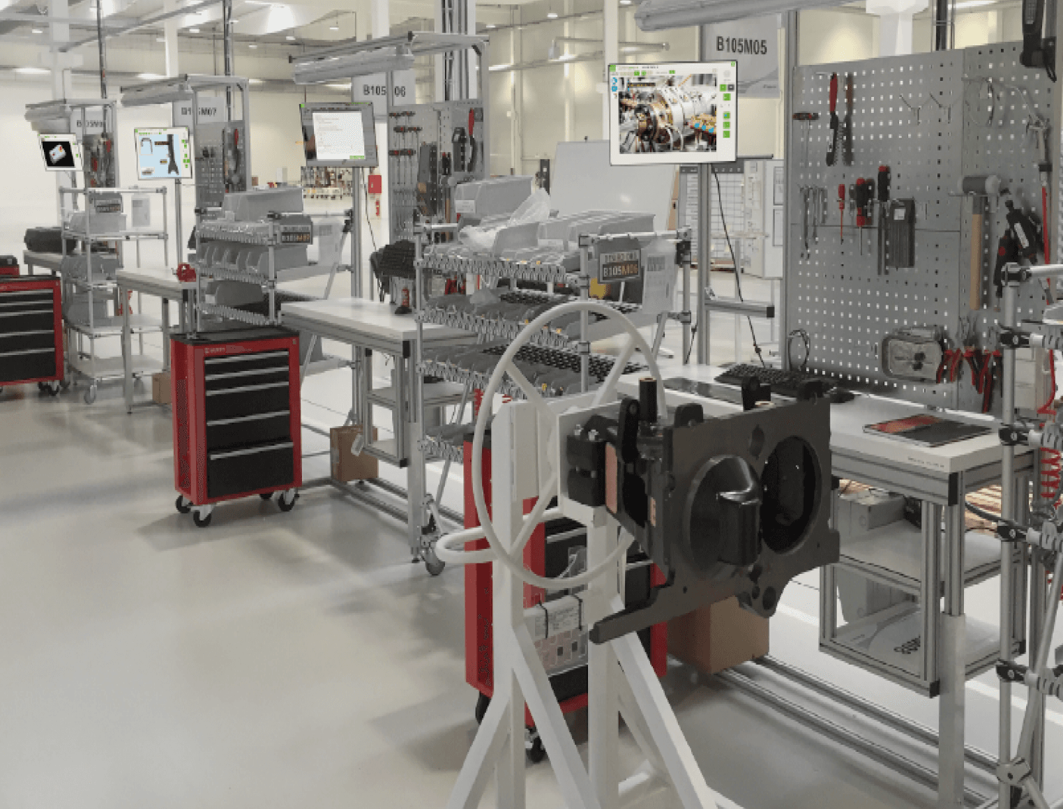 Ein Arbeiter, der die Arbeitsanweisungssoftware VKS verwendet