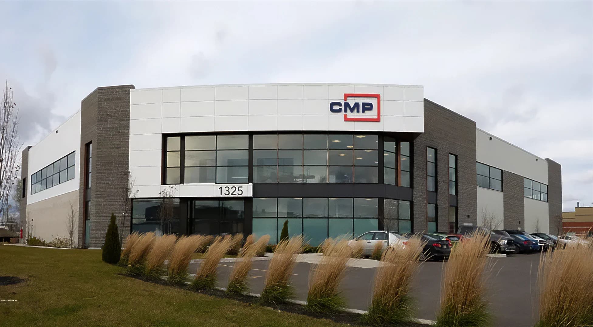 Extérieur du bâtiment de bureaux de CMP Solutions Mécaniques Avancées par temps clair.