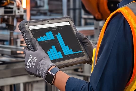 Opérateur consultant les analyses sur une tablette