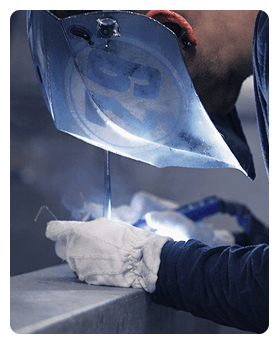 A worker welding with VKS on a computer - Thumbnail