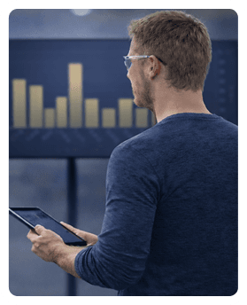 A supervisor looking at VKS KPIs on a large screen while holding a tablet - Thumbnail