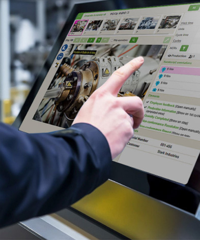 Arbeiter berührt den Bildschirm mit geöffneter VKS-App für digitale Arbeitsanweisungen.
